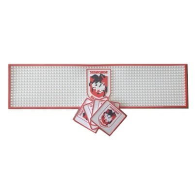 سفید ربڑ وہسکی ڈرنک جو لوگو کے ساتھ پب بار میٹس سے بنایا گیا ہے۔